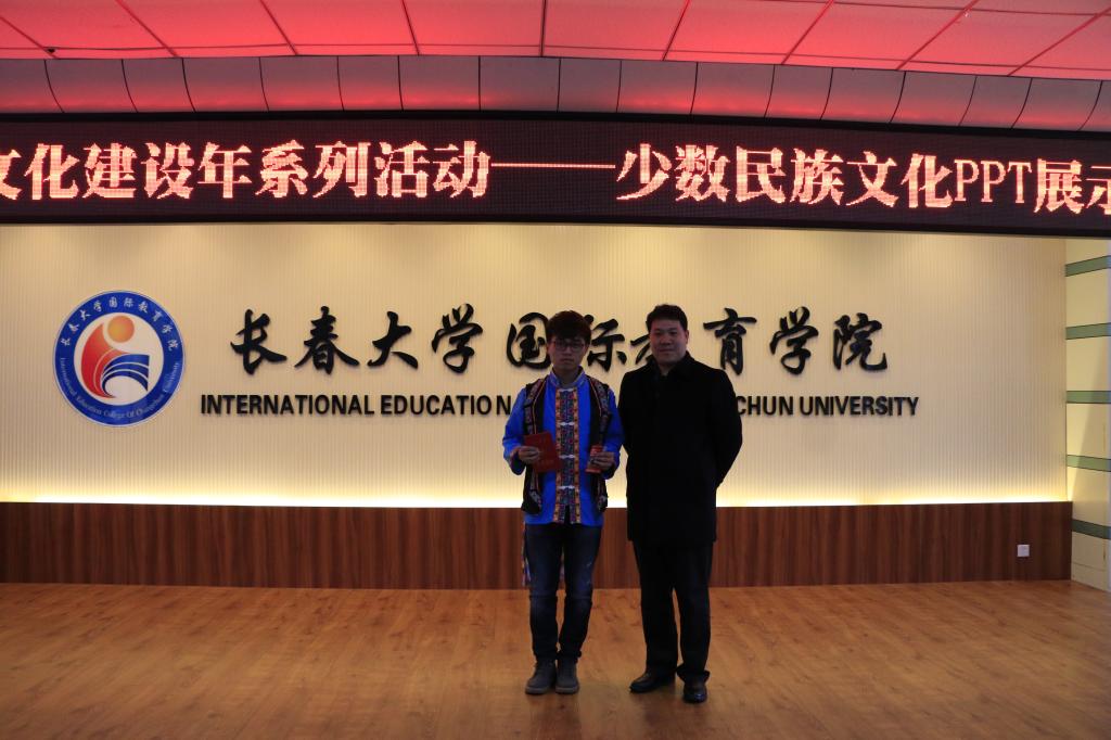 3.党委宣传部校报编辑部副主任魏迎新为一等奖获得者颁发荣誉证书及奖品(摄影:苏冠丞)