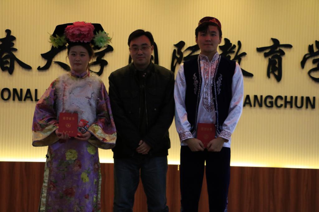 4.员工工作处国防教育课副科长姚晓波为二等奖获得者颁发荣誉证书及奖品(摄影:苏冠丞)